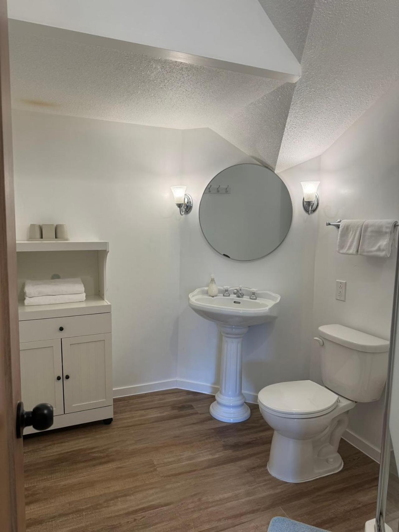 Jason House - Immaculate Suites In A Quiet Seaside Neighbourhood Near Uvic วิกตอเรีย ภายนอก รูปภาพ